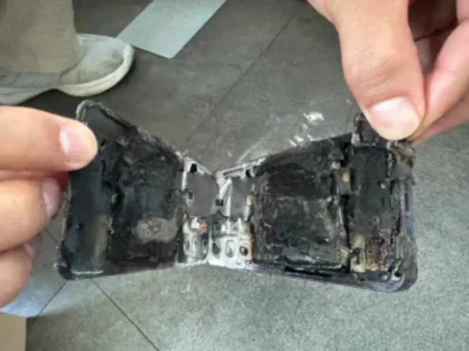Аккумулятор Samsung Galaxy S24 внезапно загорелся во время обычного использования