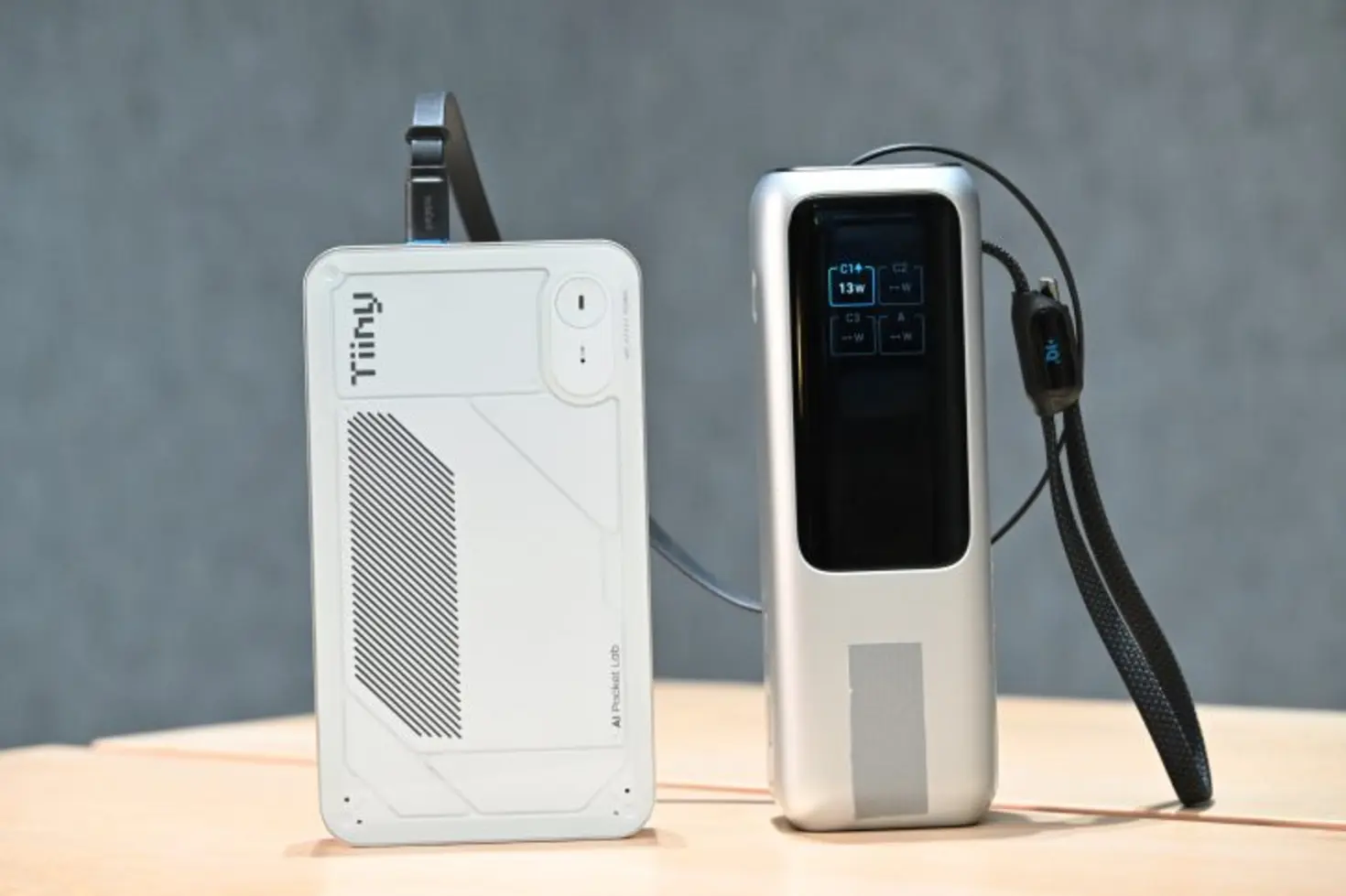 Представляем самый маленький в мире «суперкомпьютер» от Tiiny AI: устройство, достаточно мощное, чтобы запускать ИИ-модели объемом 120 млрд параметров прямо у вас на ладони.