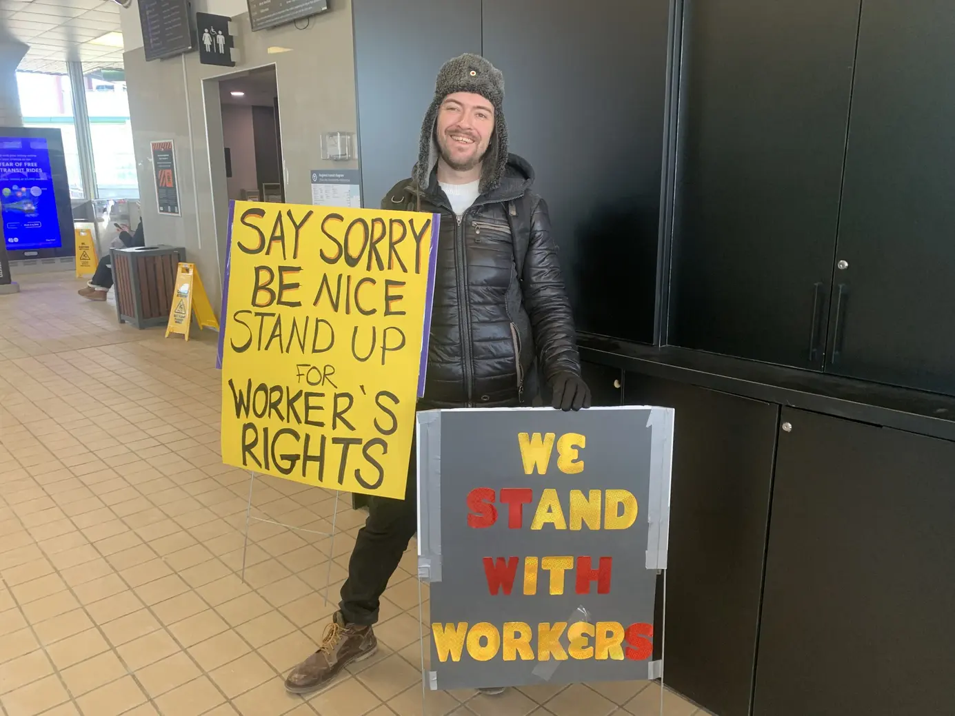 Канадское отделение CWA и торонтские разработчики игр протестуют у офиса Rockstar Toronto в знак солидарности с 34 уволенными сотрудниками