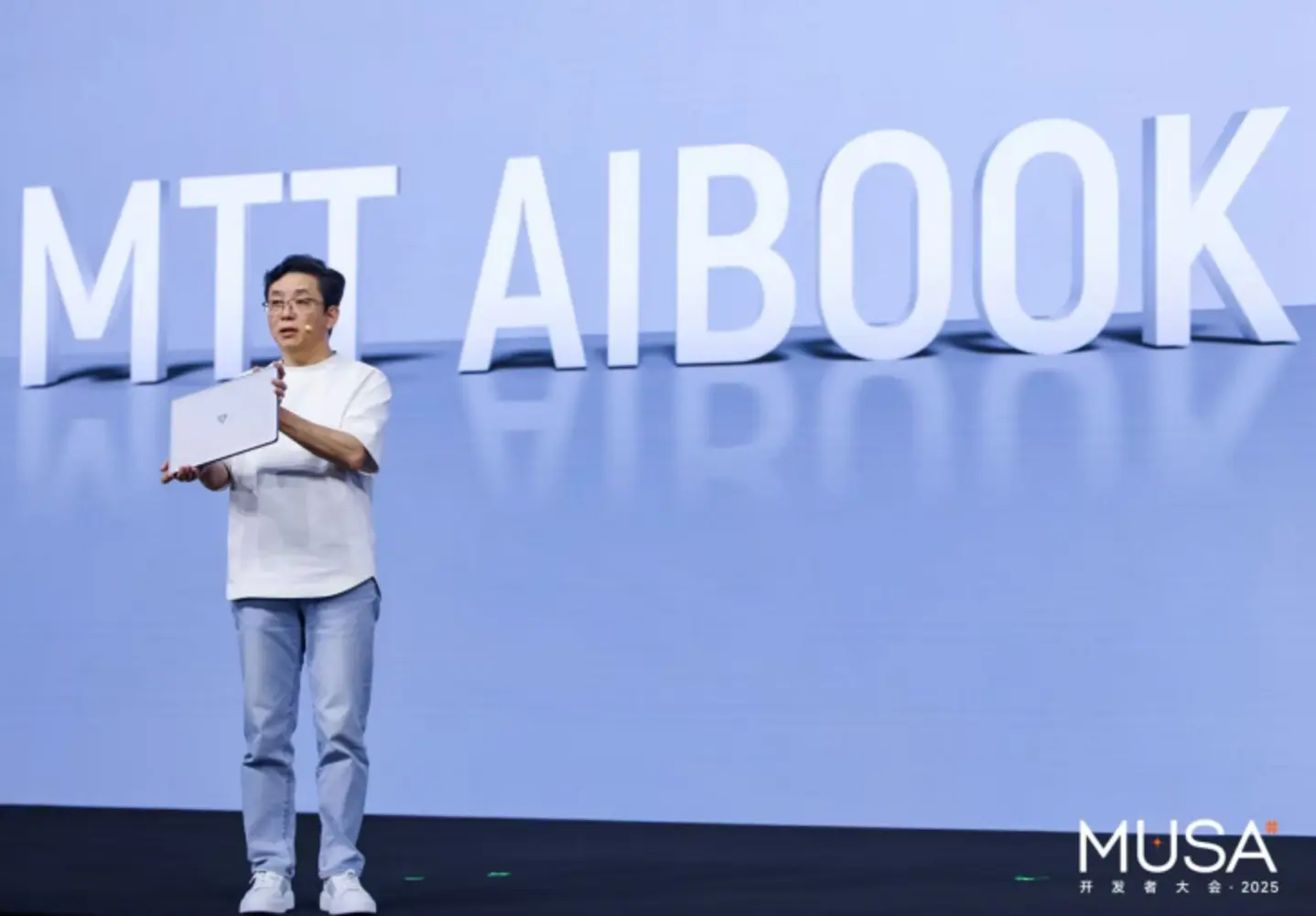 Moore Threads представляет AI‑SoC Yangtze: 8 ядер по 2,65 ГГц, NPU 50 TOPS, до 64 ГБ LPDDR5X памяти для ноутбуков и мини‑ПК «AI PC»