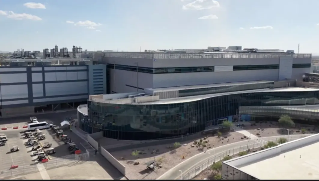 &laquo;Главная проблема Intel &mdash; быть одновременно партнёром и конкурентом&raquo;, &mdash; заявляет бывший член совета директоров, призвав выделить подразделение контрактного производства (foundry) в самостоятельную компанию.