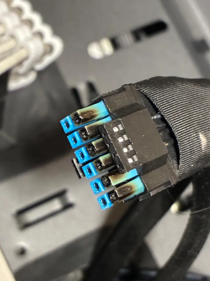 Третья видеокарта Sapphire RX 9070 XT Nitro+ с выгоревшим 16-контактным разъемом питания.