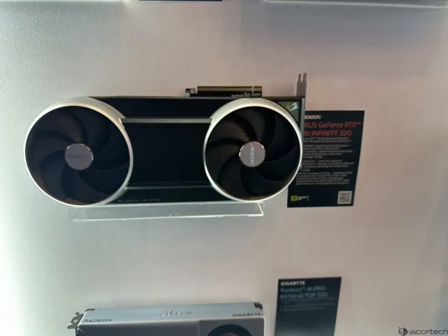 Первое знакомство с новой видеокартой AORUS GeForce RTX 5090 Infinity: печатная плата Founders Edition, кулер Windforce HyperBurst с третьим, хитроумно спрятанным, вентилятором для разгона (overdrive).