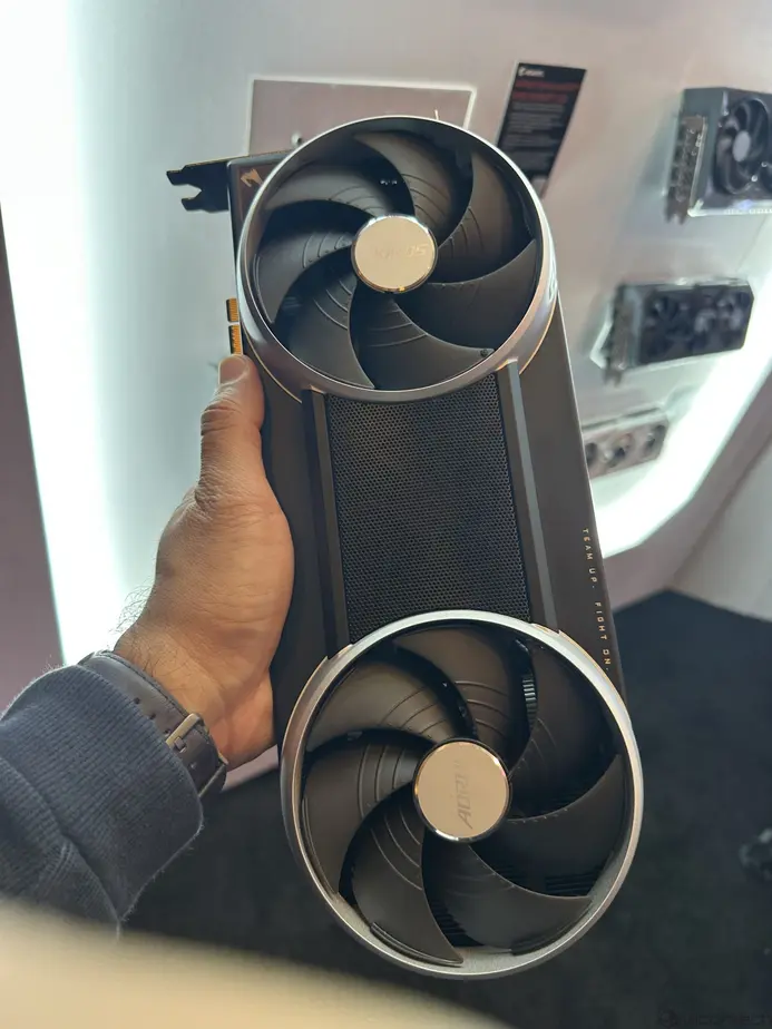Первое знакомство с новой видеокартой AORUS GeForce RTX 5090 Infinity: печатная плата Founders Edition, кулер Windforce HyperBurst с третьим, хитроумно спрятанным, вентилятором для разгона (overdrive).