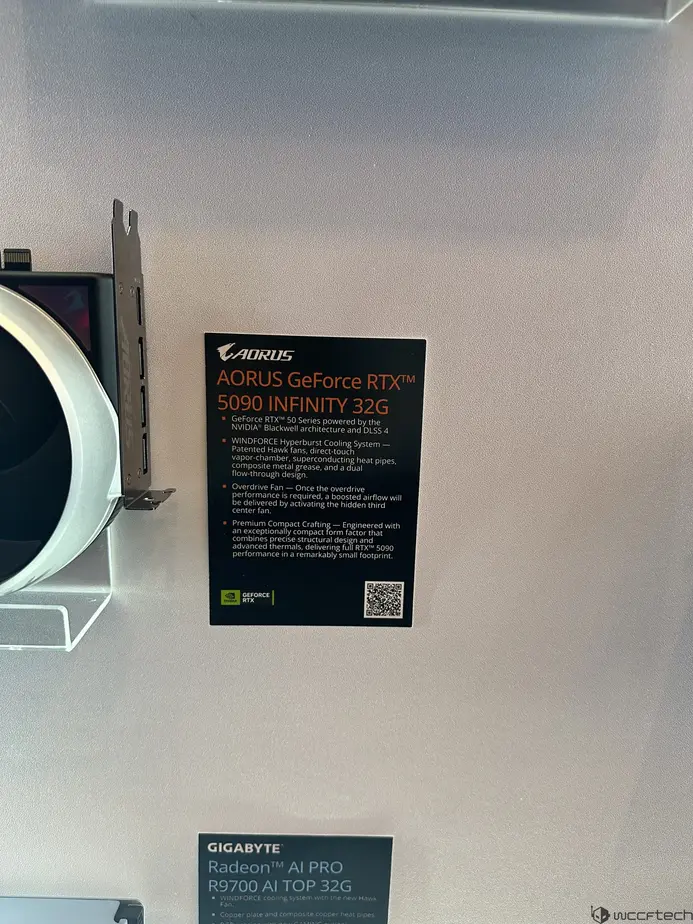 Первое знакомство с новой видеокартой AORUS GeForce RTX 5090 Infinity: печатная плата Founders Edition, кулер Windforce HyperBurst с третьим, хитроумно спрятанным, вентилятором для разгона (overdrive).
