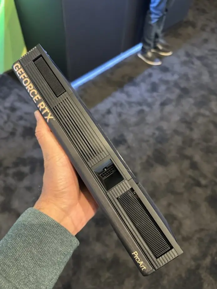 Новая видеокарта ASUS ProArt GeForce RTX 5090 оказалась на удивление компактной, позаимствовав элементы дизайна у Founders Edition.