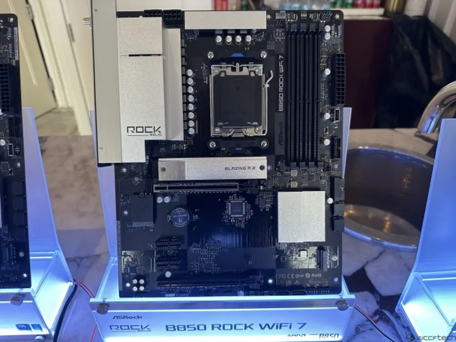 Обзор стенда ASRock на CES 2026: Потрясающие OLED-мониторы, масштабная линейка СЖО для всех, новые экономичные материнские платы Intel и AMD, а также улучшенная защита 16-контактного кабеля.