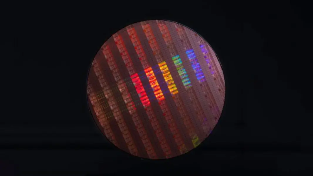 Intel представила подробности о чипах 14A/18A и возможностях продвинутой упаковки, раскрыв планы по привлечению заказов от ключевых клиентов к середине 2026 года.