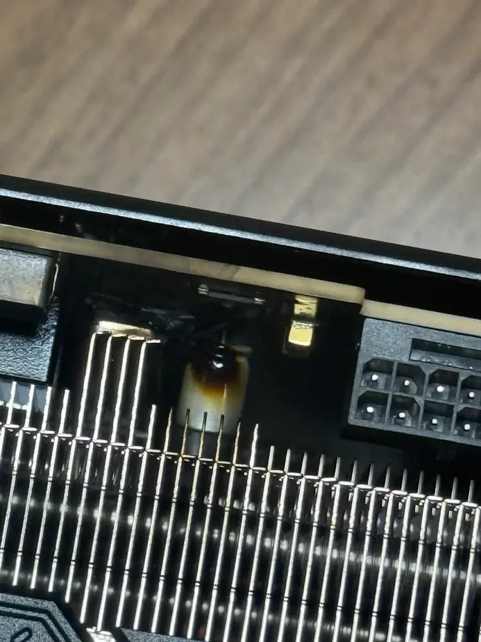 Короткое замыкание такой силы, что оно прожгло дыру в печатной плате GeForce RTX 4080 Super