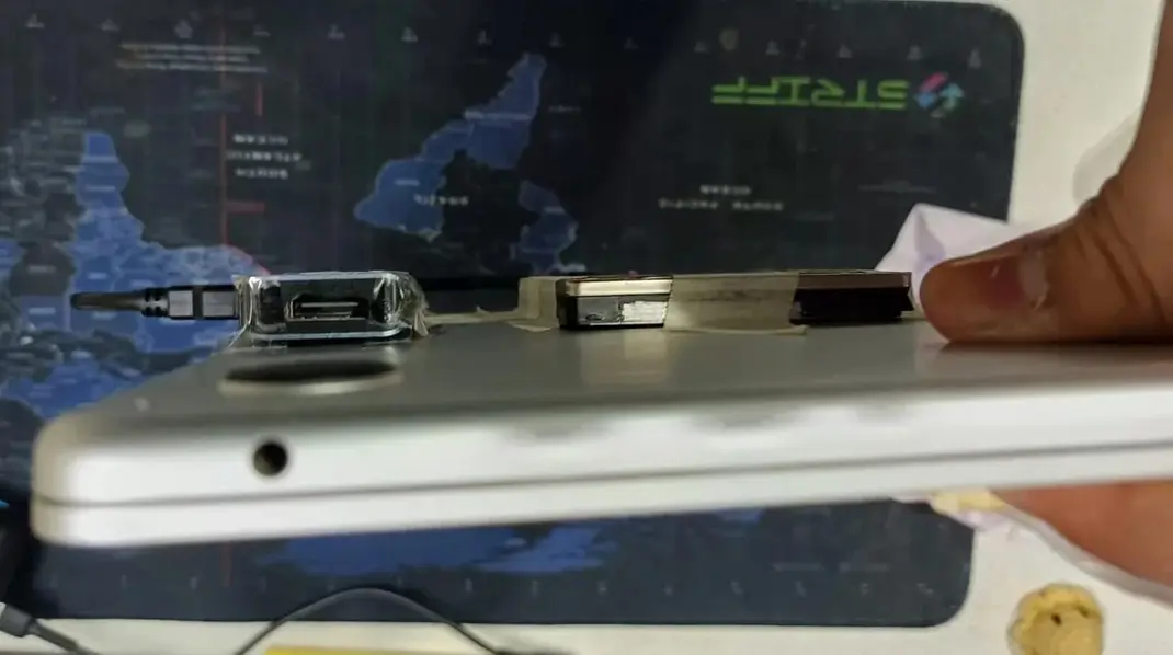 Владелец M2 MacBook Air борется с ростом цен на SSD с помощью &laquo;кустарного&raquo; мода, в котором переходник подключен к диску SATA, а вся конструкция скреплена дешевой изолентой