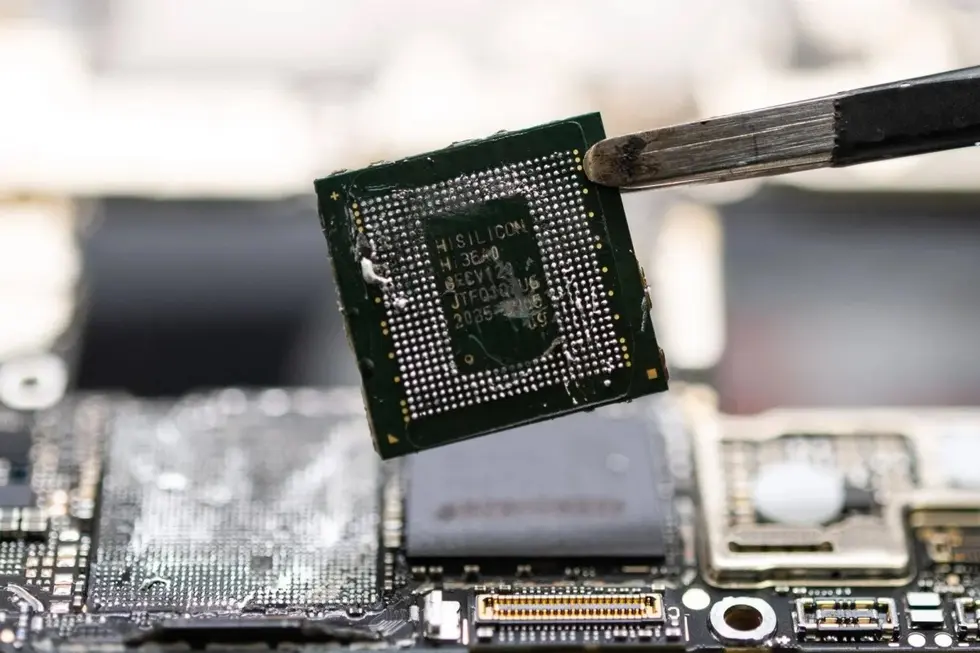 Даже SMIC, крупнейший чипмейкер Китая, страдает от дефицита DRAM, но призывает клиентов не сокращать заказы под угрозой потери доступа к мощностям