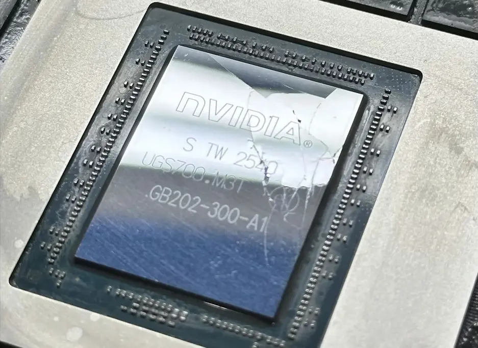 MSI RTX 5090 Lightning Z разогнали до предела: ядро GPU треснуло от запредельного напряжения