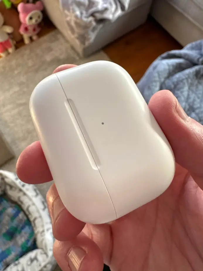 Владелец AirPods Pro превратил глянцевый кейс в матовый с помощью наждачки, чтобы навсегда забыть о следах от пальцев