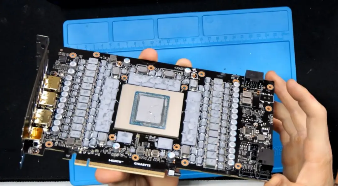 GIGABYTE RTX 5090 с дополнительным разъемом 12V-2x6 «прожигает» плату