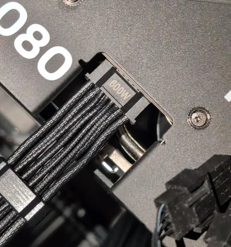 Несколько пользователей сообщают, что желтый 16-контактный разъем MSI самопроизвольно выдвигается, значительно увеличивая риск плавления