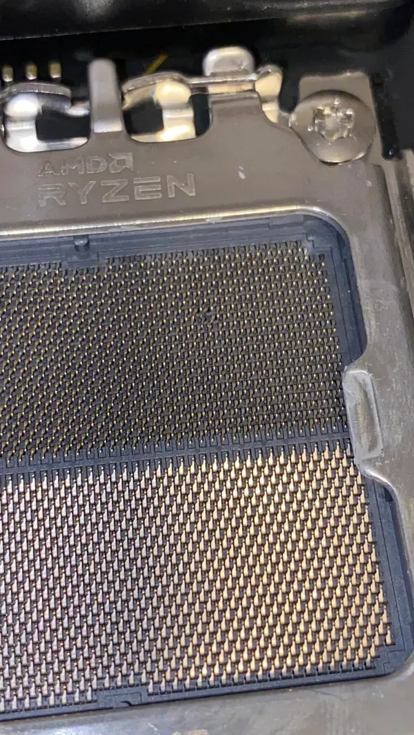 Пользователь получил восстановленную материнскую плату MSI с заглушкой от ASUS и поврежденными контактами сокета