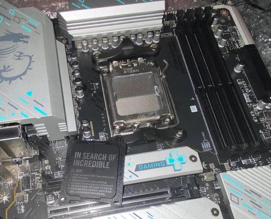 Пользователь получил восстановленную материнскую плату MSI с заглушкой от ASUS и поврежденными контактами сокета