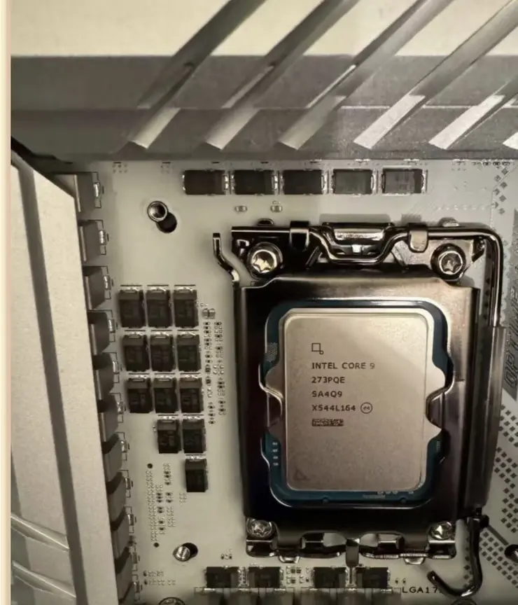 Замечен процессор Intel Bartlett Lake Core 9 273PQE на белой материнской плате LGA 1700