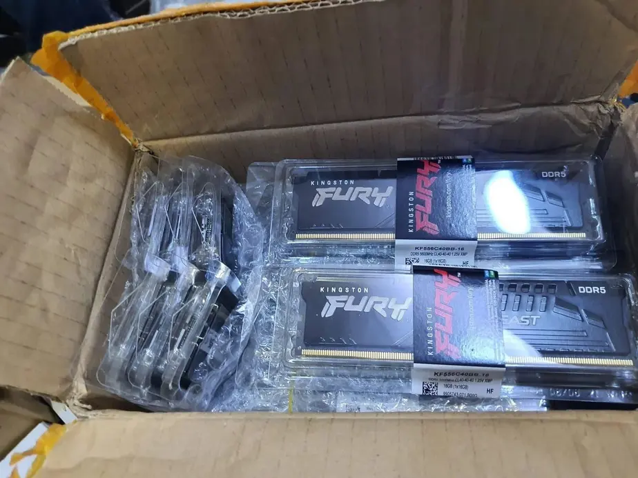 Пользователь купил паллеты с возвратами Amazon на $100 и получил 40 модулей ОЗУ DDR5 стоимостью $7000