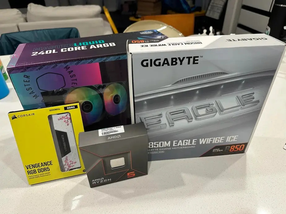 Пользователь отхватил 32 ГБ DDR5, Ryzen 7600X, СЖО и материнскую плату B850M на Newegg всего за 87 долларов
