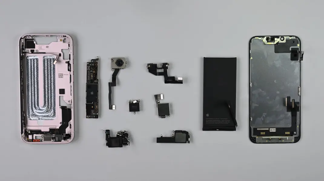 Разборка iPhone 17e показала, как Apple превратила установку MagSafe в iPhone 16e в минутное дело