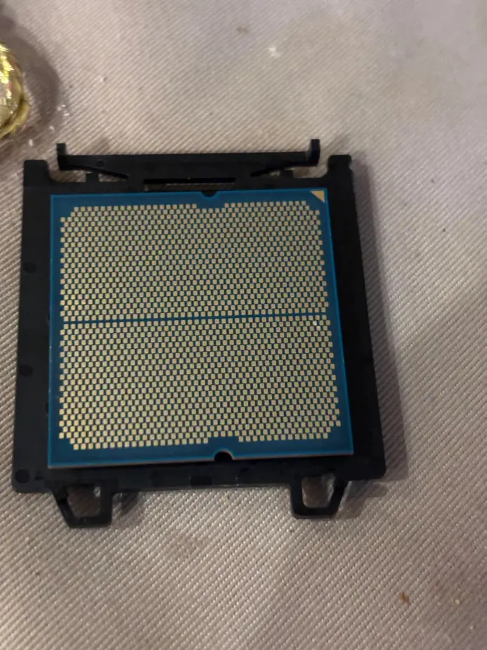 Пользователь заказал &laquo;стоковый кулер&raquo; AMD, а нашел в коробке процессор Ryzen 5 8400F