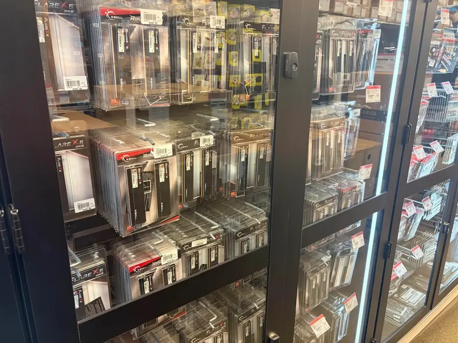 RAM и SSD по цене в тысячи долларов: в Micro Center полные прилавки, но ценники шокируют