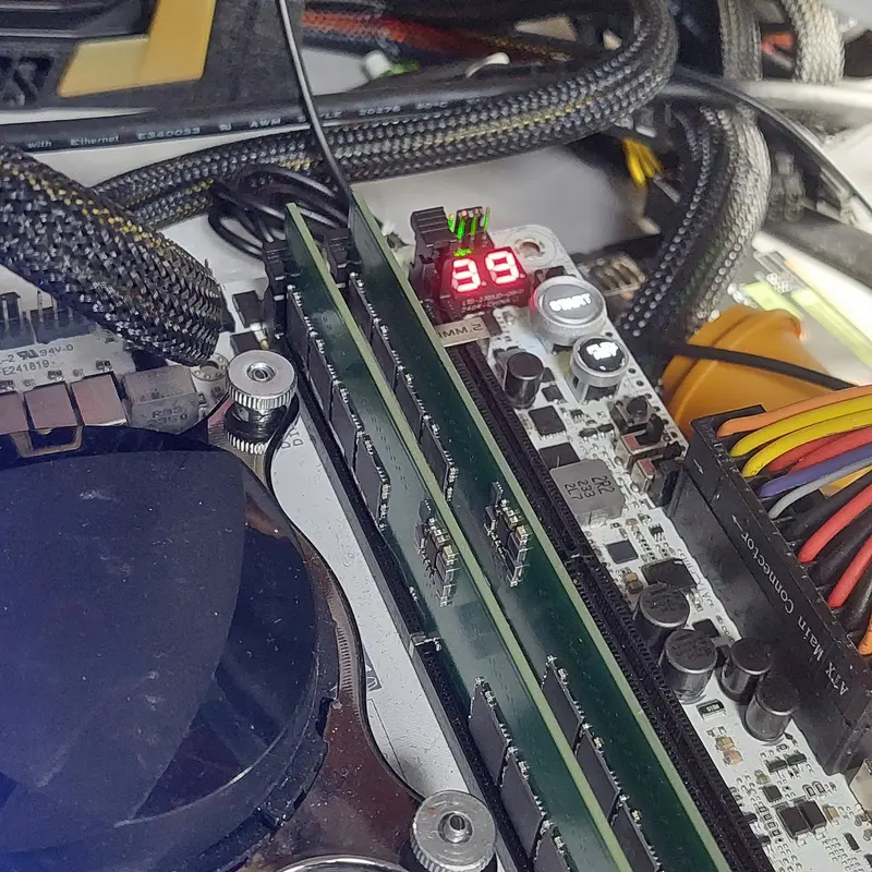 ASUS показала модифицированную память HUDIMM DDR5 для бюджетных ПК: «превращение» 24 ГБ в 12 ГБ и 16 ГБ в 8 ГБ с помощью «одного подканала»