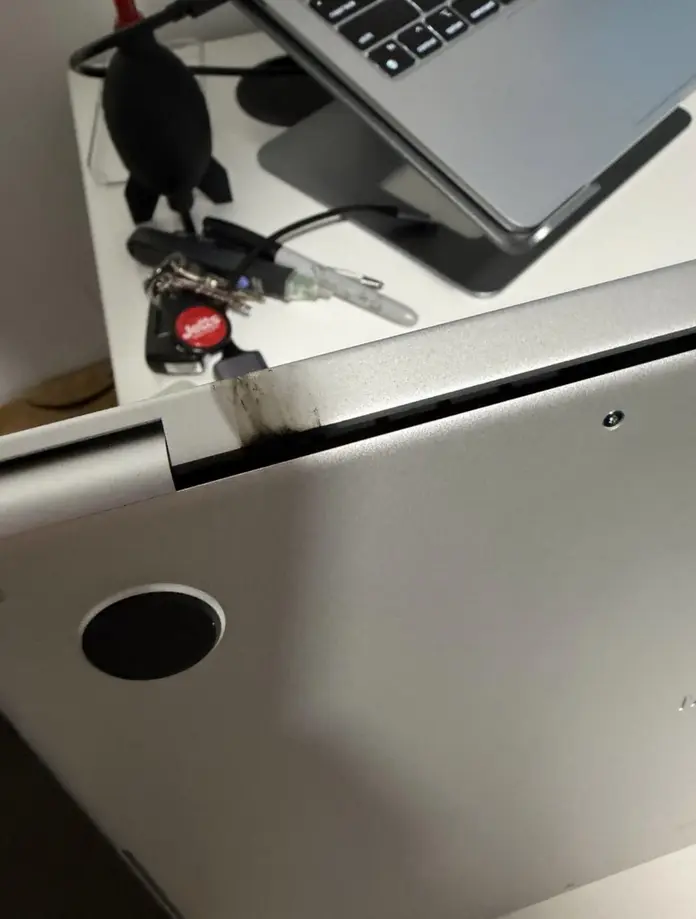 Шарнир MacBook Pro M5 вызвал искрение, приведшее к фатальной поломке через два дня после покупки
