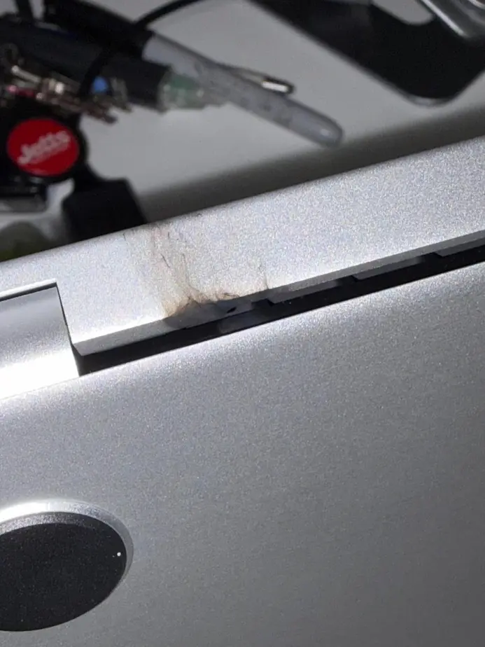 Шарнир MacBook Pro M5 вызвал искрение, приведшее к фатальной поломке через два дня после покупки