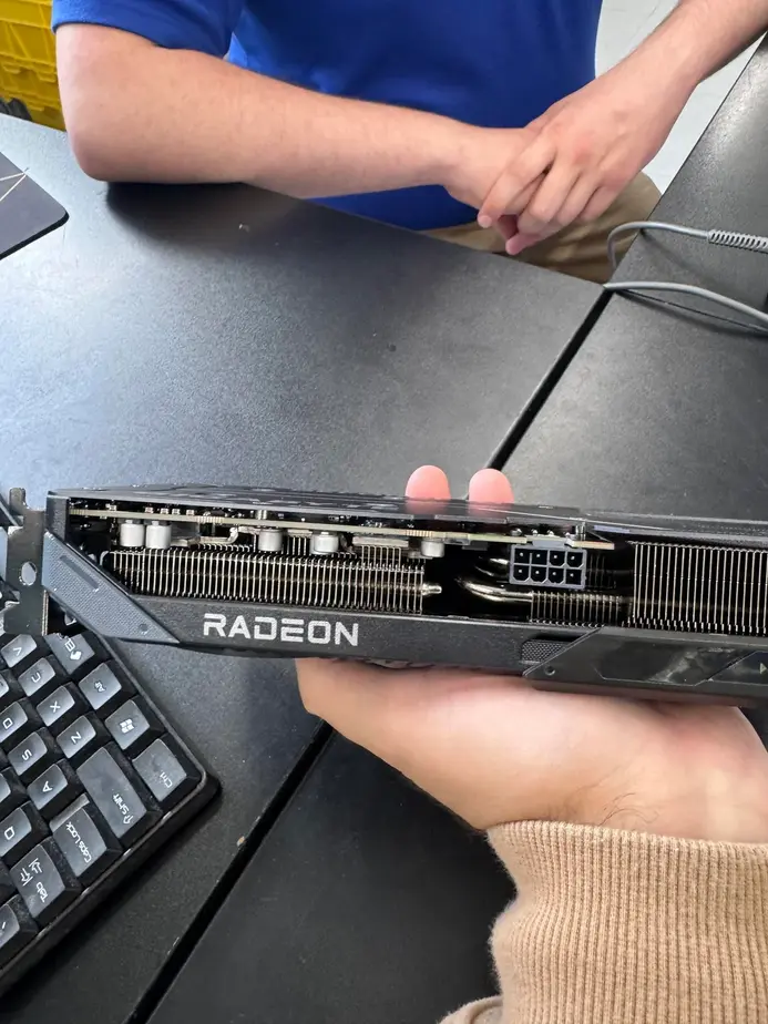 GIGABYTE перепутала кожухи GeForce и Radeon: покупатель в шоке от RTX 5060 Ti с брендингом AMD