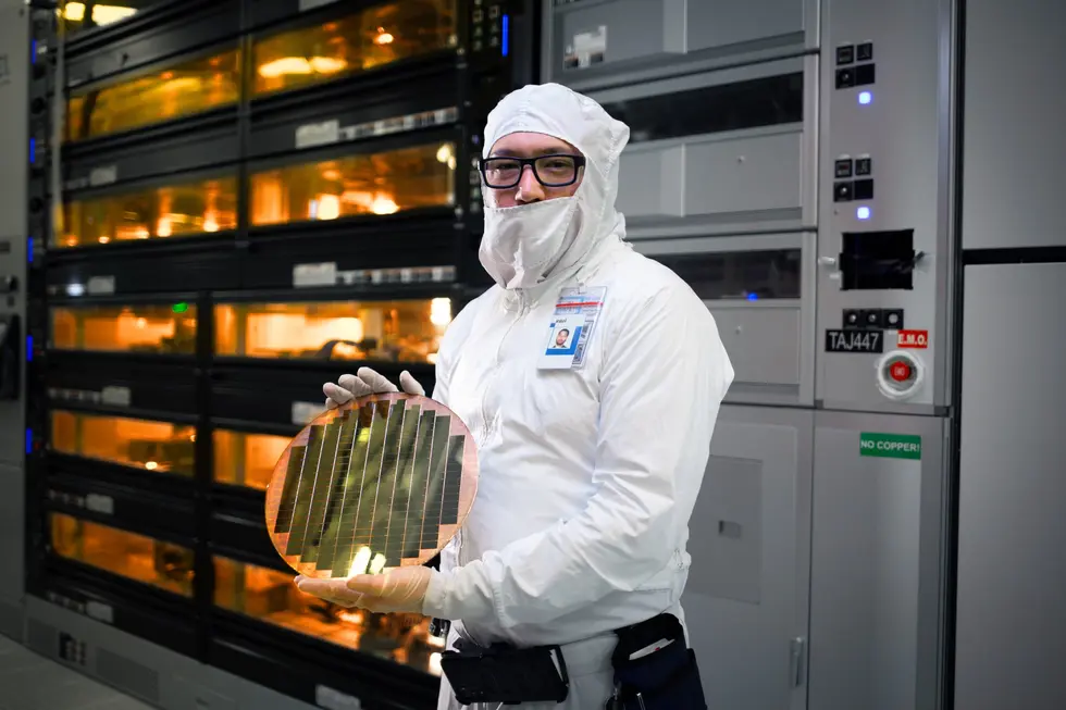 Гендиректор Intel Ли-Бу Тан грозит увольнениями за выход за пределы &laquo;B0 stepping&raquo;, пока &laquo;Святой Грааль&raquo; 14A PDK 0.9 готовится к выходу в октябре 2026 года