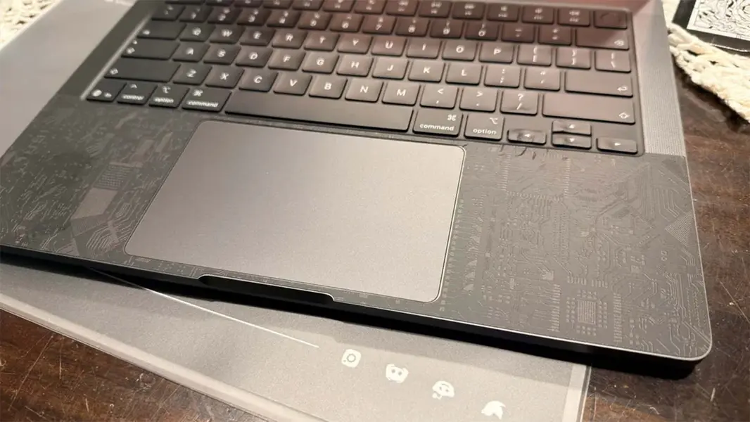 Не все детали MacBook Pro прочны как танк: владелец горько поплатился, расплавив клавиши при наклеивании скина