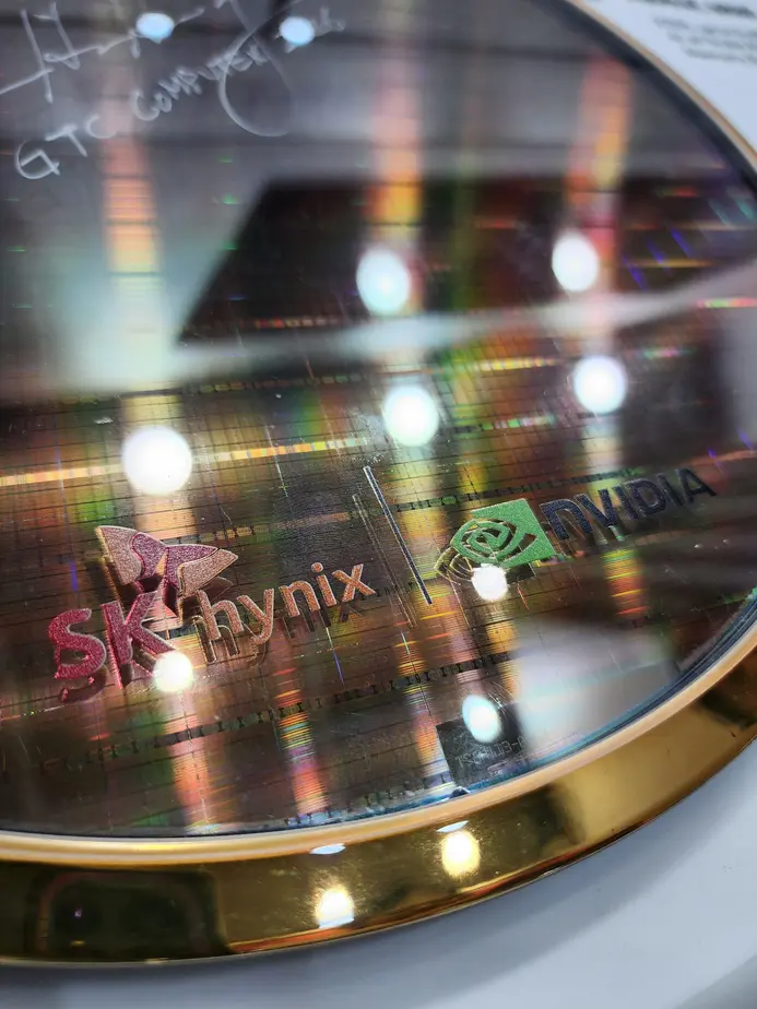 SK Hynix представила память HBM4E на Computex: 48 ГБ в 12-слойной сборке и рекордная пропускная способность 4 ТБ/с