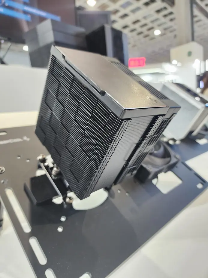 DeepCool представила СЖО с изогнутым экраном и флагманский кулер Assassin IV VC с собственным дисплеем