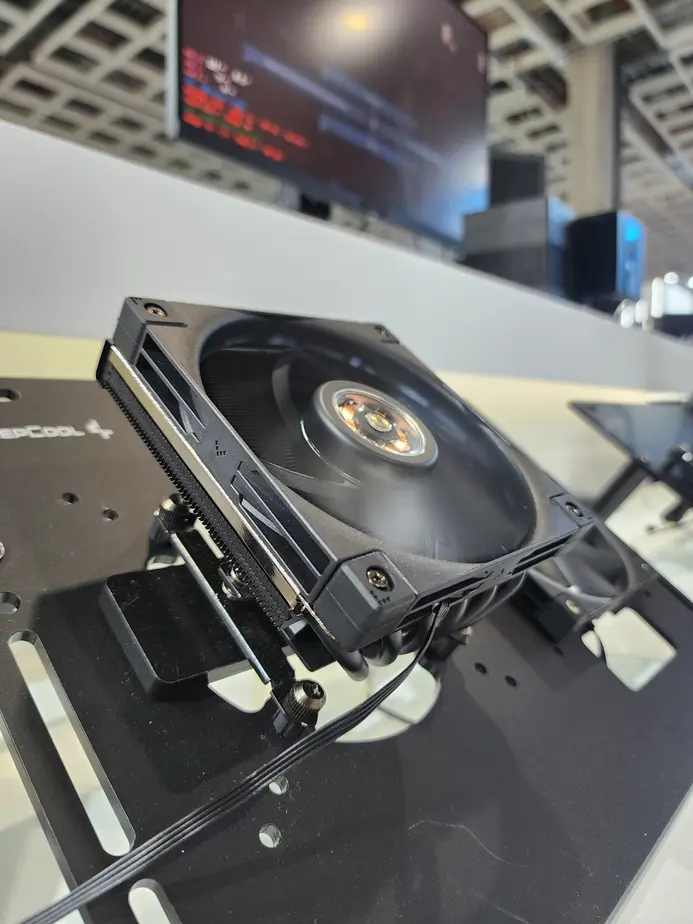 DeepCool представила СЖО с изогнутым экраном и флагманский кулер Assassin IV VC с собственным дисплеем