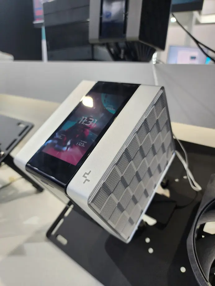 DeepCool представила СЖО с изогнутым экраном и флагманский кулер Assassin IV VC с собственным дисплеем