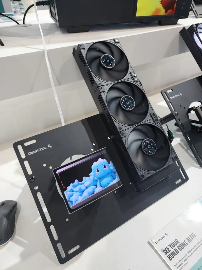 DeepCool представила СЖО с изогнутым экраном и флагманский кулер Assassin IV VC с собственным дисплеем