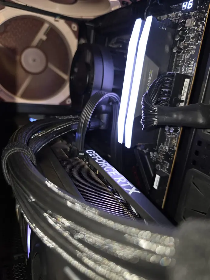Владелец RTX 5090 ежемесячно проверял разъем 