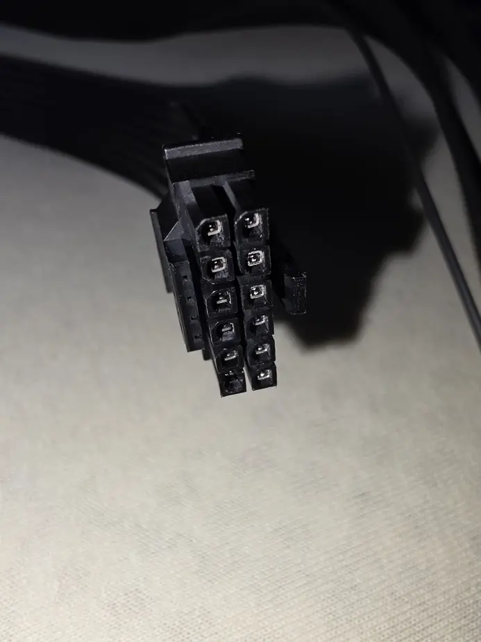 Владелец RTX 5090 ежемесячно проверял разъем 