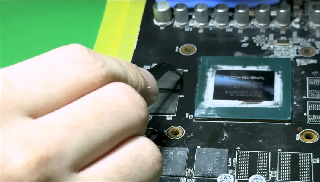 Моддер увеличил объем видеопамяти GeForce GTX 1650 до 8 ГБ простой заменой чипов, почти удвоив результаты в тестах