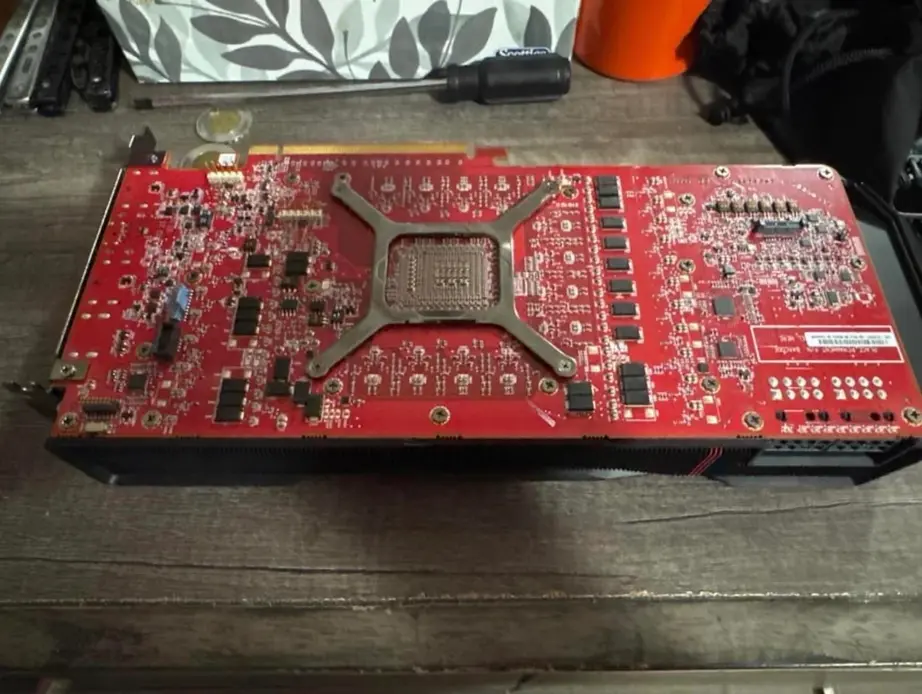 Всплыл прототип AMD RX 7900 XTX с красной печатной платой, но GPU-Z видит лишь 16 ГБ памяти вместо 24 ГБ