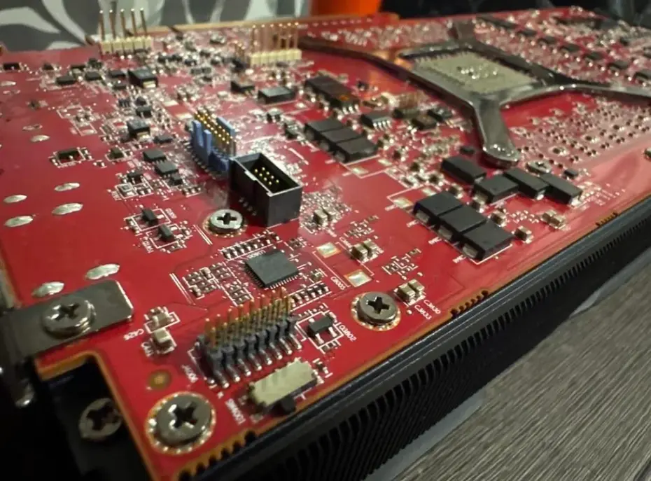 Всплыл прототип AMD RX 7900 XTX с красной печатной платой, но GPU-Z видит лишь 16 ГБ памяти вместо 24 ГБ