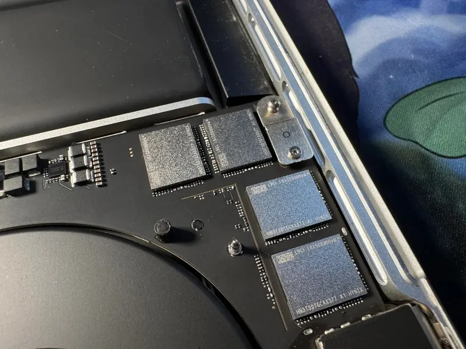 Дефицит SSD из-за ИИ вынудил инженера прокачать MacBook Pro до 8 ТБ, но цена NAND в 800 долларов и часы работы заставят нервничать любого
