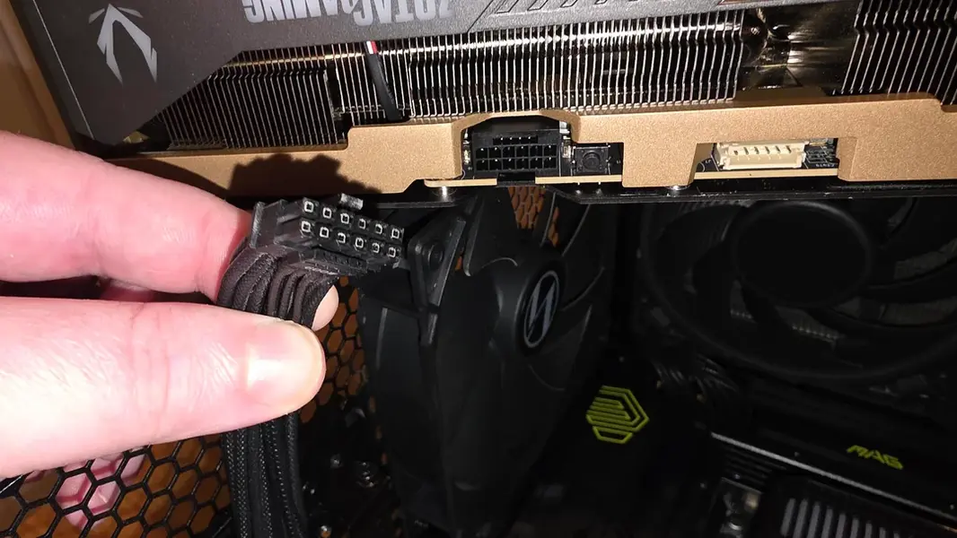 ZOTAC RTX 5090 погиб в облаке дыма через 5 минут, но 16-pin разъем не пострадал