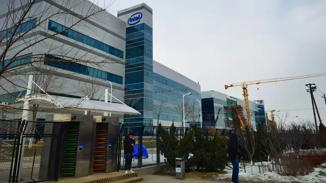 SK hynix опровергает слухи о сделке с Intel в Огайо, но признаётся, что охота за поглощениями продолжается