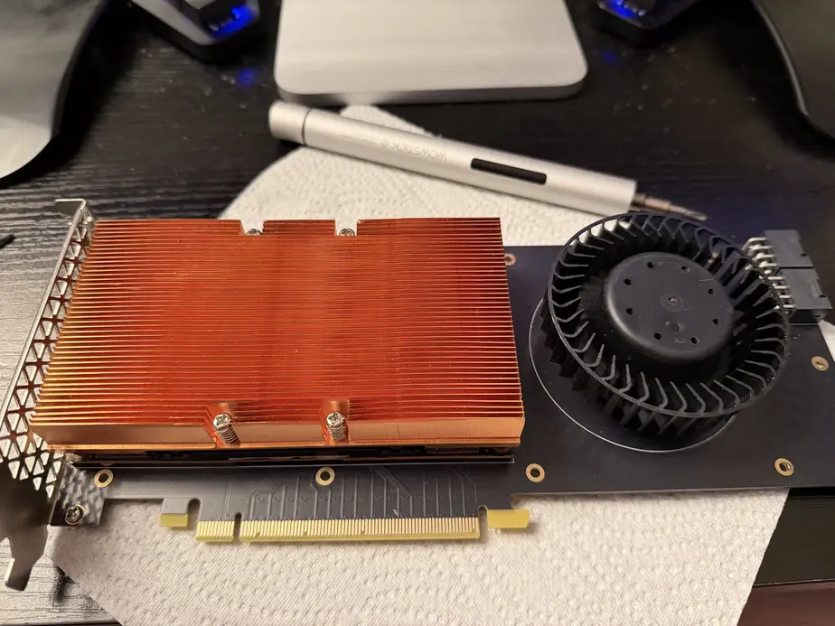RTX 4080 хватало для AAA-игр, но не для «LLM»: моддер добавил Tesla V100 за бесценок и запустил 27B AI-модели.