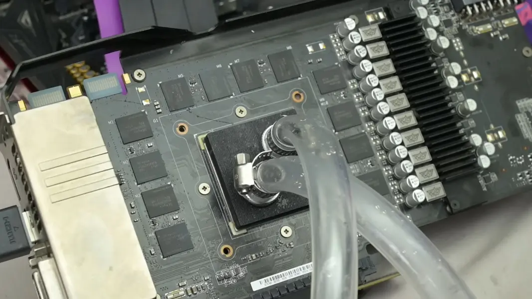 Моддер подает воду прямо на чип RTX 2060, обрушивая температуру с 70&deg;C до ошеломляющих 28&deg;C