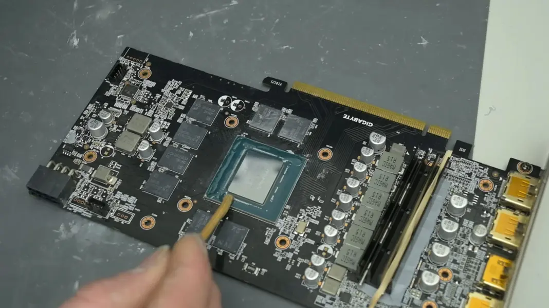Моддер подает воду прямо на чип RTX 2060, обрушивая температуру с 70&deg;C до ошеломляющих 28&deg;C
