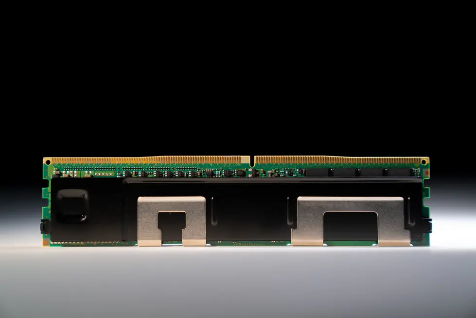 Глава Intel намекает на возвращение Chipzilla к производству памяти и интригует &laquo;новой архитектурой памяти&raquo; и 3D-стекингом для преодоления &laquo;стены DRAM&raquo;.